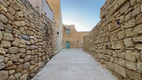 Imágenes-4k-Estabilizadas-Con-Cardán:-Explore-Las-Calles-Históricas-De-La-Ciudadela-De-Gozo,-La-Arquitectura-Barroca,-Las-Ruinas-De-La-Catedral-Y-Las-Vistas-Del-Mediterráneo-En-La-Eterna-Fortaleza-Medieval-De-Malta.