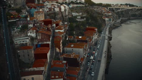 Porto-Häuser-Am-Fluss-Douro-An-Einer-Klippe-An-Einem-Sommerabend