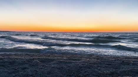 Entspannende-Aufnahme-Von-Meereswellen-In-Yucatan,-Mexiko-Während-Des-Sonnenuntergangs