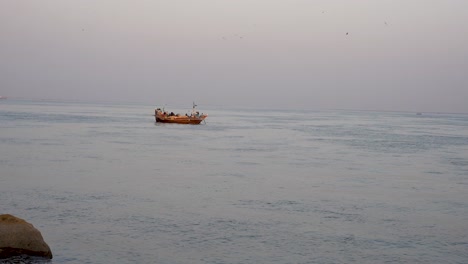 Barco-En-El-Tranquilo-Mar-Arábigo-Frente-A-La-Costa-De-Karachi-Con-Vistas-Al-Mar-Karachi,-Pakistán