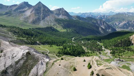 Alpes-Franceses-Naturaleza-Y-Paso-De-Montaña-Col-Izoard-En-Hautes-Alpes,-Francia---Antena-4k
