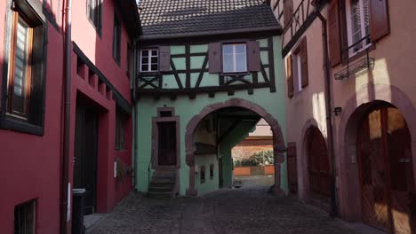 Empty-cobblestone-street-with-colourful-half-timbered-houses-in-Kaysersberg,-France