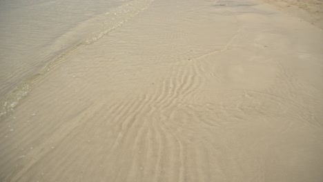 Meereswellen-Gleiten-Ruhig-Durch-Den-Sand-4k-Uhd