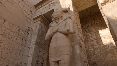 Colosal-Estatua-Que-Custodia-Medinet-Habu,-Luxor,-Egipto
