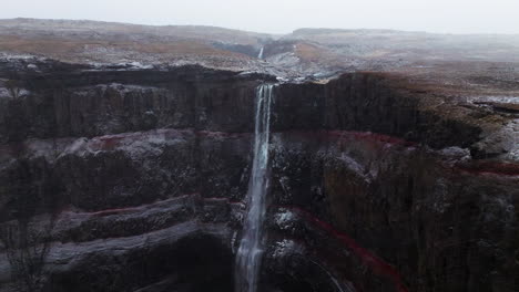 Drohnenaufnahme-Des-Hengifoss-Wasserfalls-In-Island-Bei-Schneefall