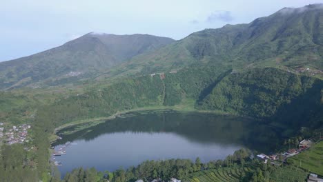 Lago-De-Agua-Verde-Rodeado-De-árboles-Verdes-De-Bosque-Y-Cordillera
