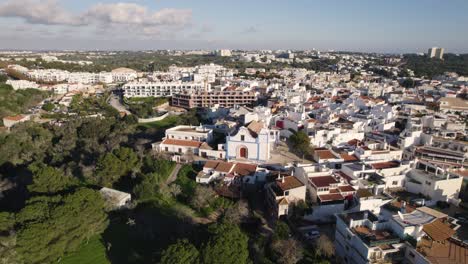 Luftaufnahme-Der-Stadt-Alvor,-Weiß-Getünchte-Häuser,-Algarve,-Portugal