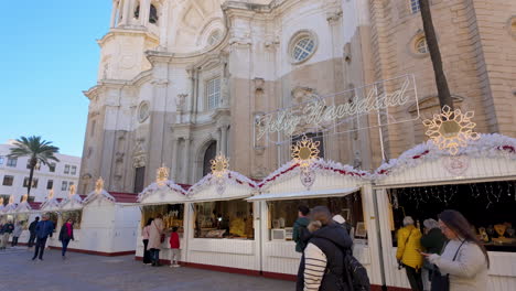 Festliche-Weihnachtsmarktstände-Vor-Der-Kathedrale-Von-Cádiz