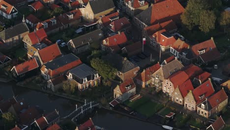 Luftdrohnenaufnahme-Eines-Kleinen-Dorfes-Mit-Orangefarbenen-Dächern,-Hindeloopen,-Friesland