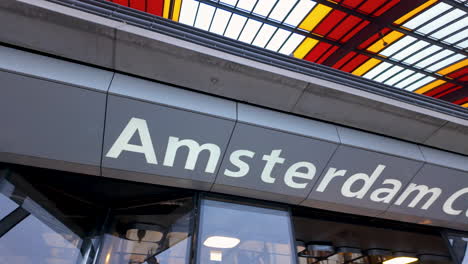 Entrada-De-La-Estación-Central-De-Amsterdam-Con-Signo-Distintivo