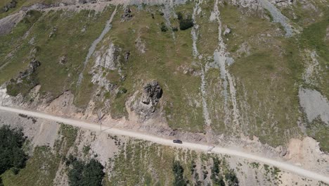 Vista-Por-Drones-Del-Vehículo-Que-Pasa-Por-Altas-Montañas,-Trabzon,-Turquía