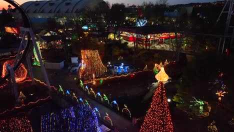 Weihnachtsbaum-Mit-Lichtern-Und-Hershey-Kuss-Während-Candylane-Im-Vergnügungspark-Hershey-Park