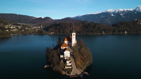 Filmische-Drohnenaufnahme-Im-Orbit-über-Dem-Bleder-See,-Slowenien