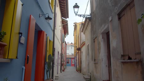 Coloridas-Casas-Tradicionales-En-La-Ciudad-Costera-De-Caorle,-En-El-Noreste-De-Italia,-Véneto.