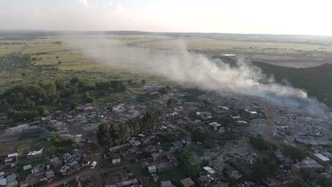 Fesselnde-4K-Luftaufnahmen-Zeigen-Eine-Push-in-Drohnenaufnahme,-Die-Nahtlos-Ein-Ländliches-Township-Dorf-Am-Rande-Einer-Müllverbrennungsanlage-In-Südafrika-Zeigt