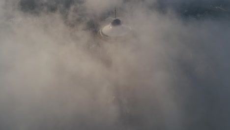 Statischer-Überblick-über-Den-Ikonischen-Turm,-Der-In-Fließenden-Nebel-Getaucht-Ist-Und-Verträumte-Lichter-Im-Nebel-Tanzt