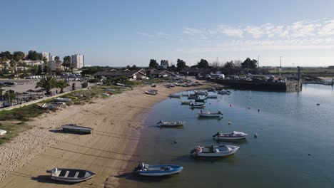 Frente-A-La-Playa-De-Alvor-Y-Barcos,-Algarve,-Portugal-Vista-Serena