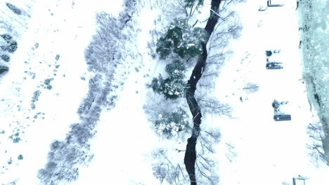 Kleiner-Fluss,-Der-Sich-Zwischen-Einer-Schneebedeckten-Winterlandschaft-Schlängelt