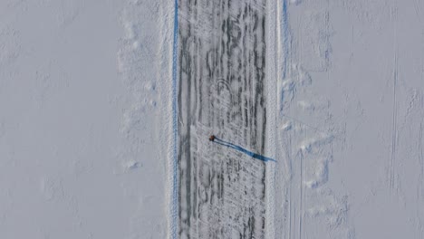 Drohnen-Luftaufnahmen,-über-Einem-Eisläufer-Auf-Einem-Zugefrorenen-See