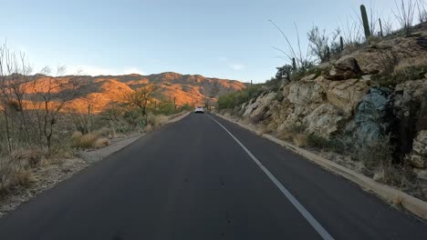 Punto-De-Vista-Mientras-Se-Conduce-Por-Encima-De-Una-Zona-Ribereña-En-El-Parque-Nacional-De-Saguaro-En-El-Desierto-De-Sonora-Al-Atardecer