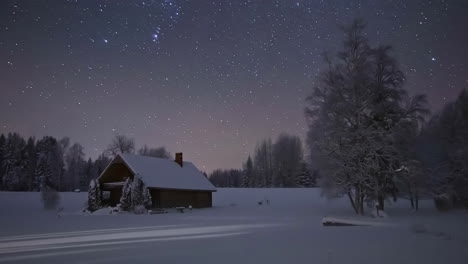 Cielo-Estrellado-Con-Vía-Láctea-Y-Cabaña-Cubierta-De-Nieve