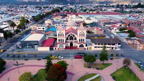 Vista-Trasera-De-La-Ciudad-Y-La-Antigua-Iglesia-En-Ibarra,-Ecuador