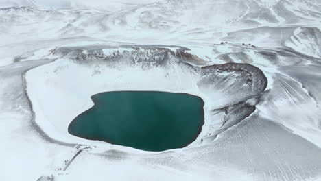 Verschneite-Landschaft-Krafla-Vulkan-Caldera-In-Island---Luftaufnahme