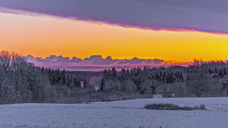 Lebendiger,-Farbenfroher-Sonnenuntergangshimmel-über-Dem-Winterkiefernwald,-Zeitrafferansicht