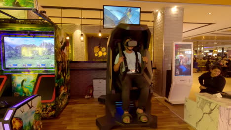 Der-Mann-Hat-Spaß,-Während-Er-In-Die-Erfahrung-Eines-Rotierenden-Virtual-Reality-Stuhls-Eintaucht