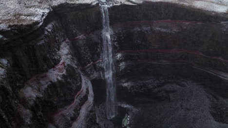 Hengifoss-Wasserfall-Von-Island-Im-Winter---Drohnenaufnahme-Aus-Der-Luft