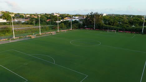 Hermoso-Campo-De-Fútbol-Verde-En-El-Centro-De-La-Pista-Al-Aire-Libre-Al-Atardecer