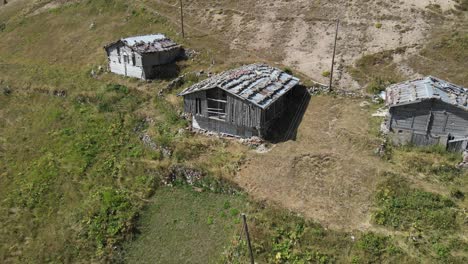 Traditional-wooden-houses-built-in-the-high-parts-of-the-Black-Sea,-drone-view,-Turkey