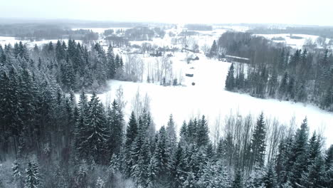 Luftdrohnenaufnahme-über-Einem-Winterwunderland-Bei-Tageslicht-In-Lettland