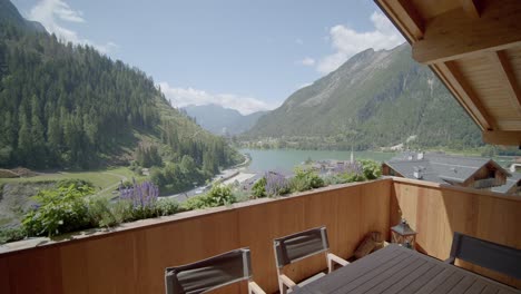 Blick-Auf-Den-Bergsee-Vom-Holzterrassenbalkon,-Luxuriöses-Alpenhaus,-Push-Shot