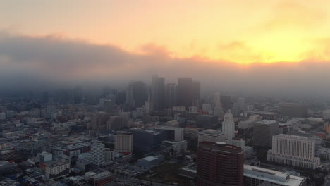 Ruhige-Luftaufnahme-Einer-Nebligen-Skyline-Von-Los-Angeles-Zur-Goldenen-Stunde