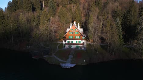 Helle,-Sonnendurchflutete-Hütte-Auf-Einem-Hügel-über-Dem-Bootshaus-Und-Der-Anlegestelle-Mit-Blick-Auf-Den-Ruhigen-See