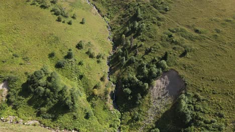 Drohnenansicht-Von-Wasser,-Das-Durch-Hügel-Im-Schwarzen-Meer-Fließt,-Grüne-Länder,-Türkei