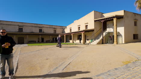 Historische-Festung,-Umgewandelt-In-Ein-Museum-In-Cadiz,-Mit-Besuchern-Zu-Fuß