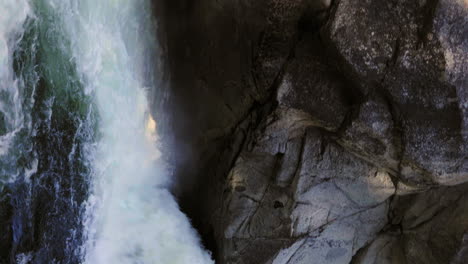 Vertikale-Aufnahmen-Des-Gottesbad-Wasserfalls-An-Einem-Klaren,-Sonnigen-Tag