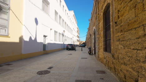 Narrow-street-in-Cadiz-with-traditional-architecture
