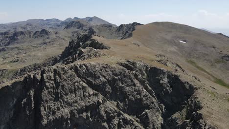 Vista-De-Drones-De-Las-Altas-Montañas-De-Trabzon,-Pico-De-Montaña-Rocosa
