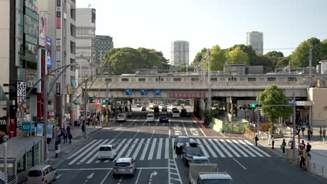Tokioter-U-Bahn-Fährt-Auf-Erhöhter-Strecke-über-Der-Straße-In-Ueno-Vorbei