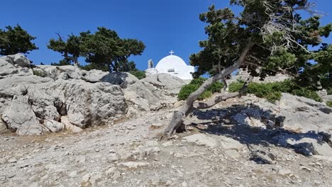 Eine-Kleine-Weiße-Kirche-Auf-Einem-Felsigen-Hügel
