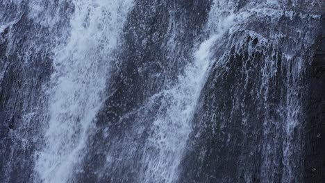 Zeitlupenrauschen-Eines-Großen-Wasserfalls,-Der-Eine-Felswand-Hinunterrutscht