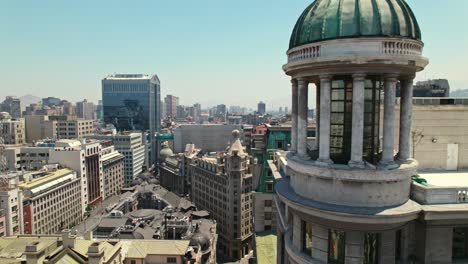 Aufschlussreiche-Luftaufnahme-Des-Ariztía-Gebäudes,-Historischer-Wolkenkratzer-Im-Stadtbild-Von-Santiago,-Chile