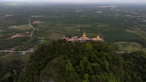 Goldene-Buddha-Statue-Im-Tigerhöhlentempel-Wat-Tham-Sua-In-Krabi,-Thailand
