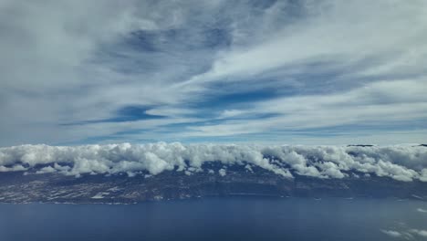 Real-time-approach-to-Tenerife-North-airport,-as-seen-by-the-pilots-with-a-clouded-sky-over-the-dangerous-airport