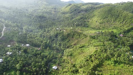Ein-Flug-über-Ein-Kleines-Dorf-In-Den-Bergen-Auf-Den-Philippinen