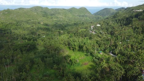 Ein-Flug-über-Ein-Kleines-Dorf-In-Den-Bergen-Auf-Den-Philippinen