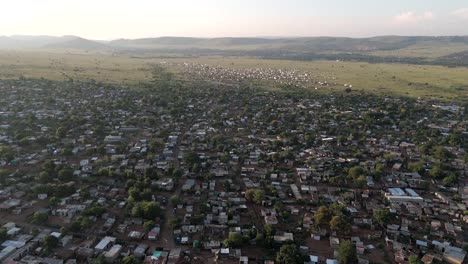 Eine-Langsame-Aufnahme-Einer-Drohne-Enthüllt-Anmutig-Die-Weitläufige-Landschaft-Eines-Großen-Ländlichen-Township-Dorfes-In-Südafrika